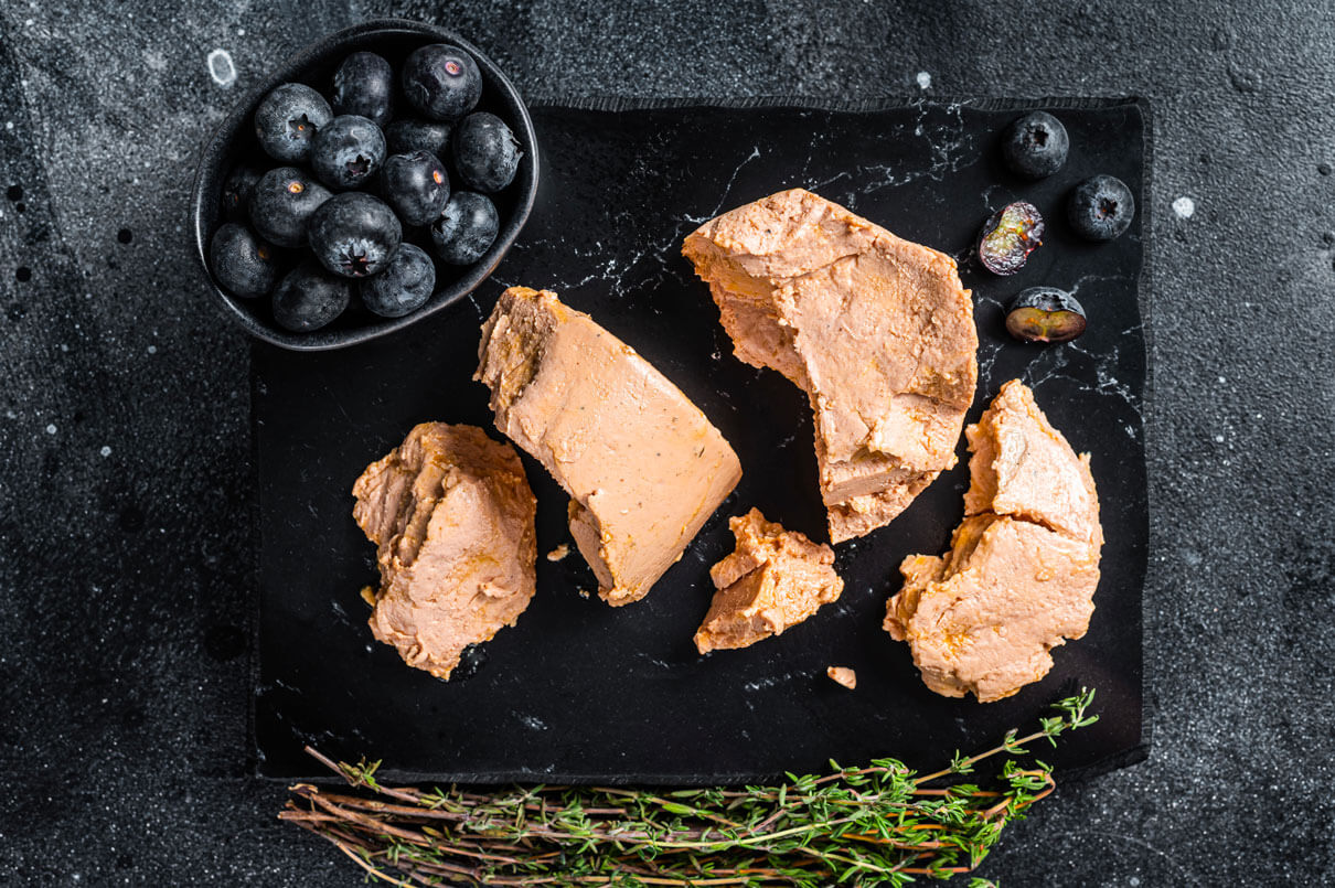 foie gras sur ardoise noire avec des myrthilles